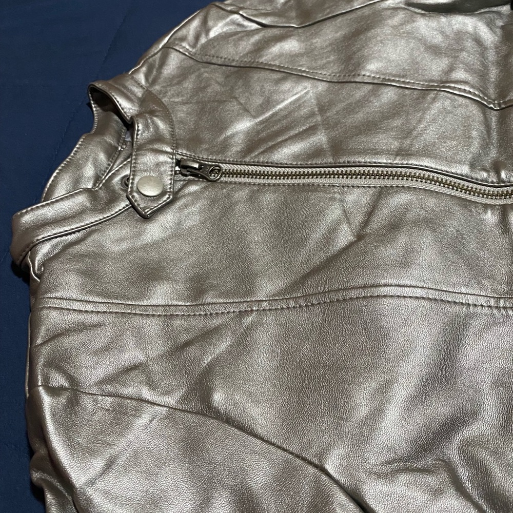 Size: 10/12, color: silver, Metallic look to it